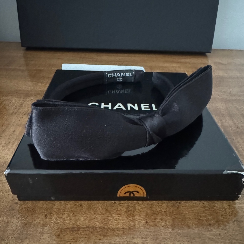 Authentic CHANEL Elegant Black Bow Headband